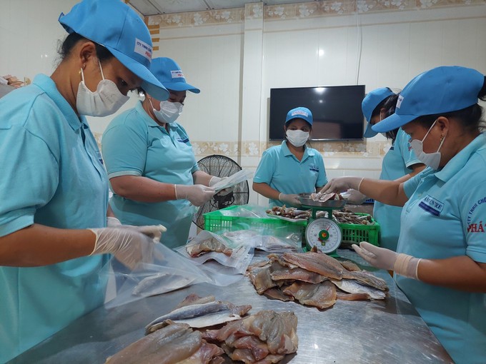 Từ xưởng nhỏ lẻ đến doanh nghiệp OCOP 4 sao, đôi vợ chồng đổi đời nhờ nông sản sạch
