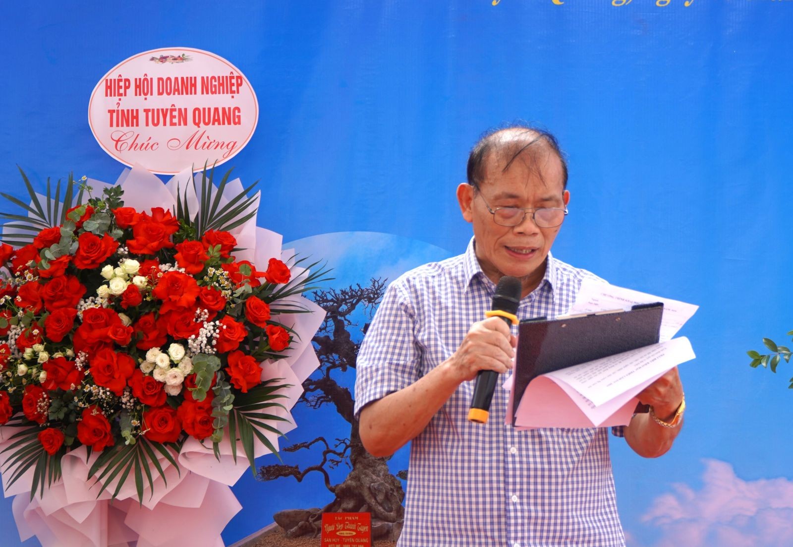Ông Nguyễn Hữu Hoạch, Chủ tịch Hội Sinh vật cảnh tỉnh Tuyên Quang phát biểu khai mạc Triển lãm Sinh vật cảnh chào mừng Đại hội đại biểu Uỷ ban Mặt trận Tổ quốc Việt Nam tỉnh Tuyên Quang lần thứ XV