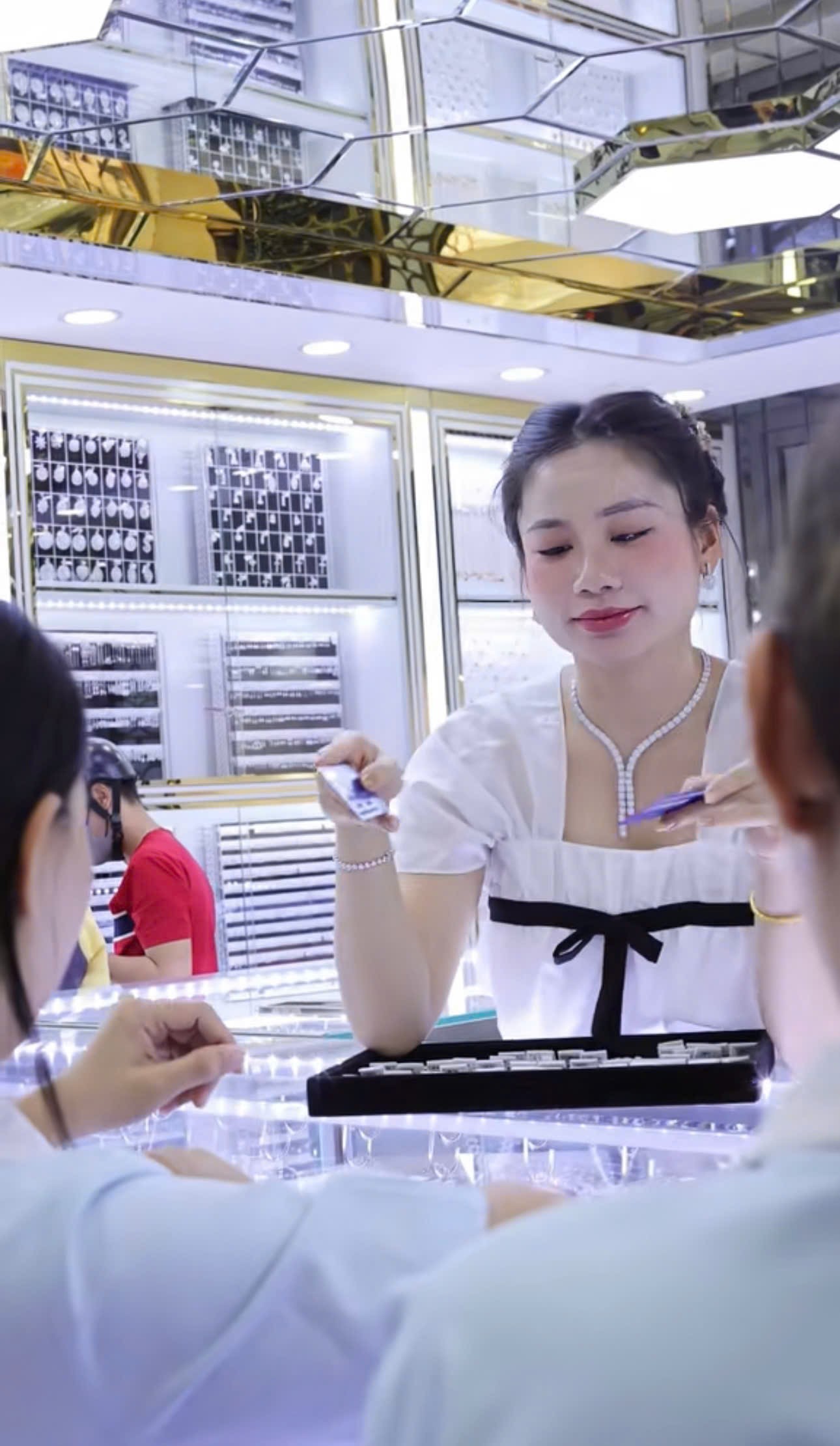 Khi vàng bạc “kể chuyện cười”: Chiến lược thông minh từ một hãng trang sức để tiếp cận thế hệ trẻ