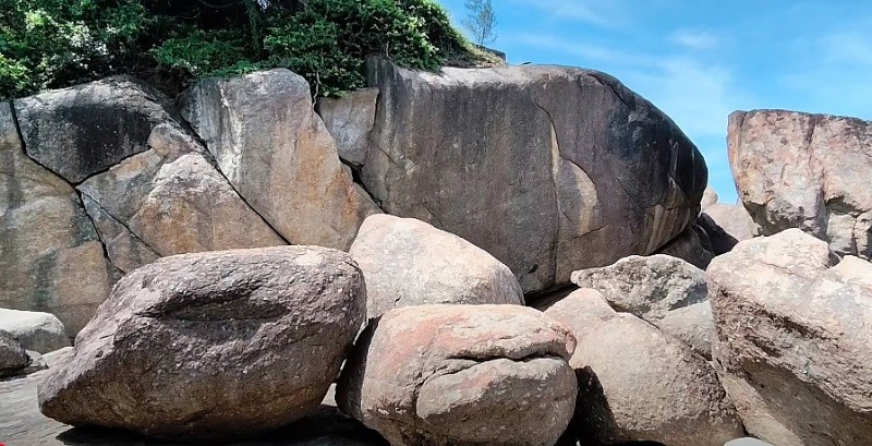 Thử thách xếp đá nghệ thuật cân bằng trên bãi biển