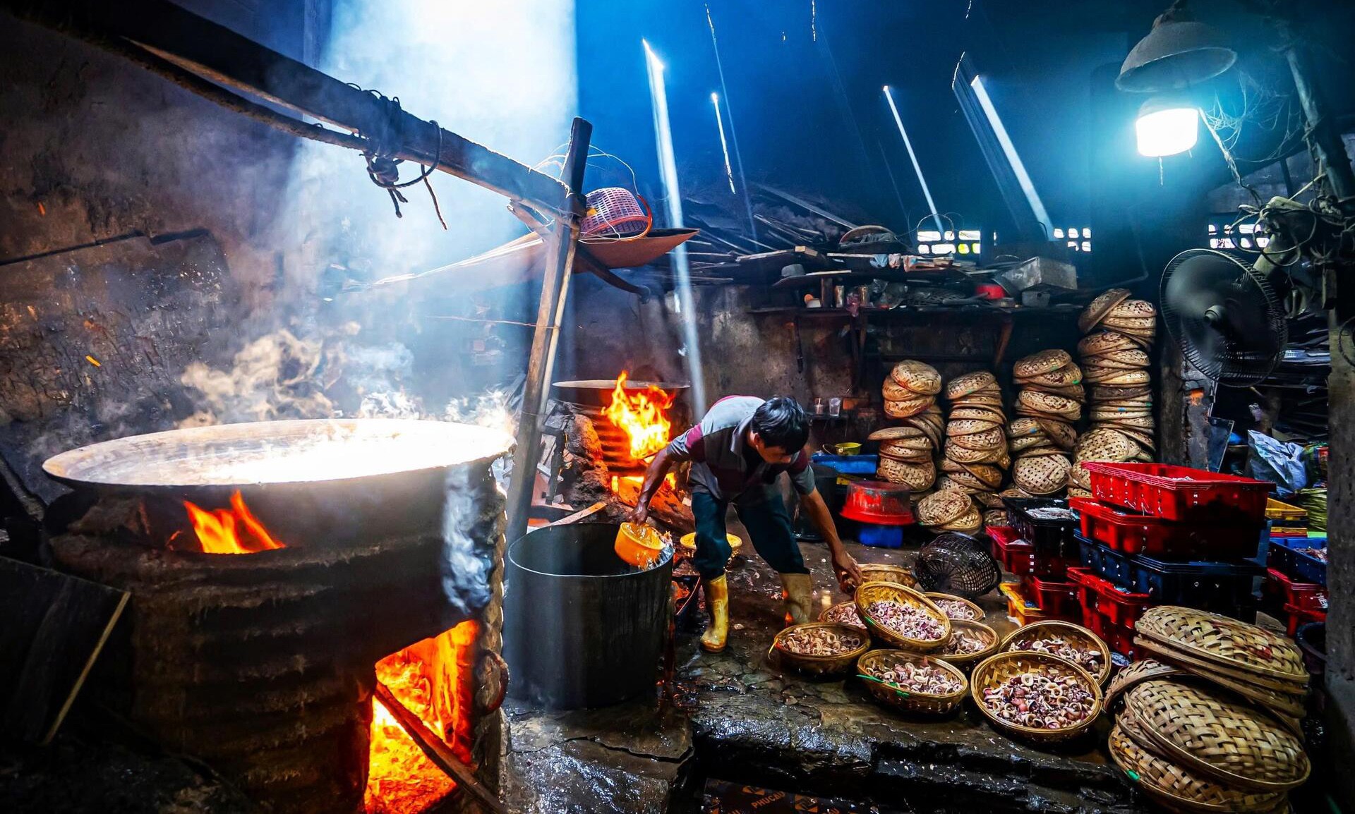 Làng nghề ven biển: Mỗi sớm đỏ lửa, cá hấp thơm lừng cả ngày