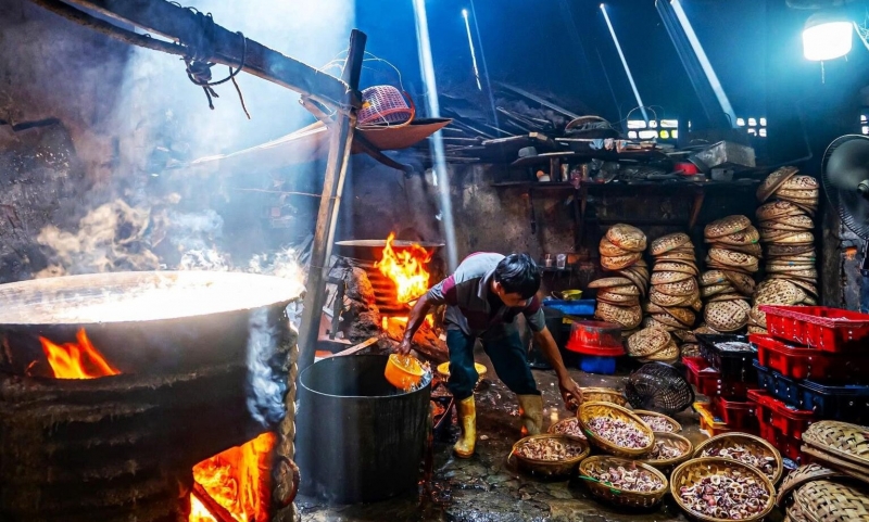 Làng nghề ven biển: Mỗi sớm đỏ lửa, cá hấp thơm lừng cả ngày