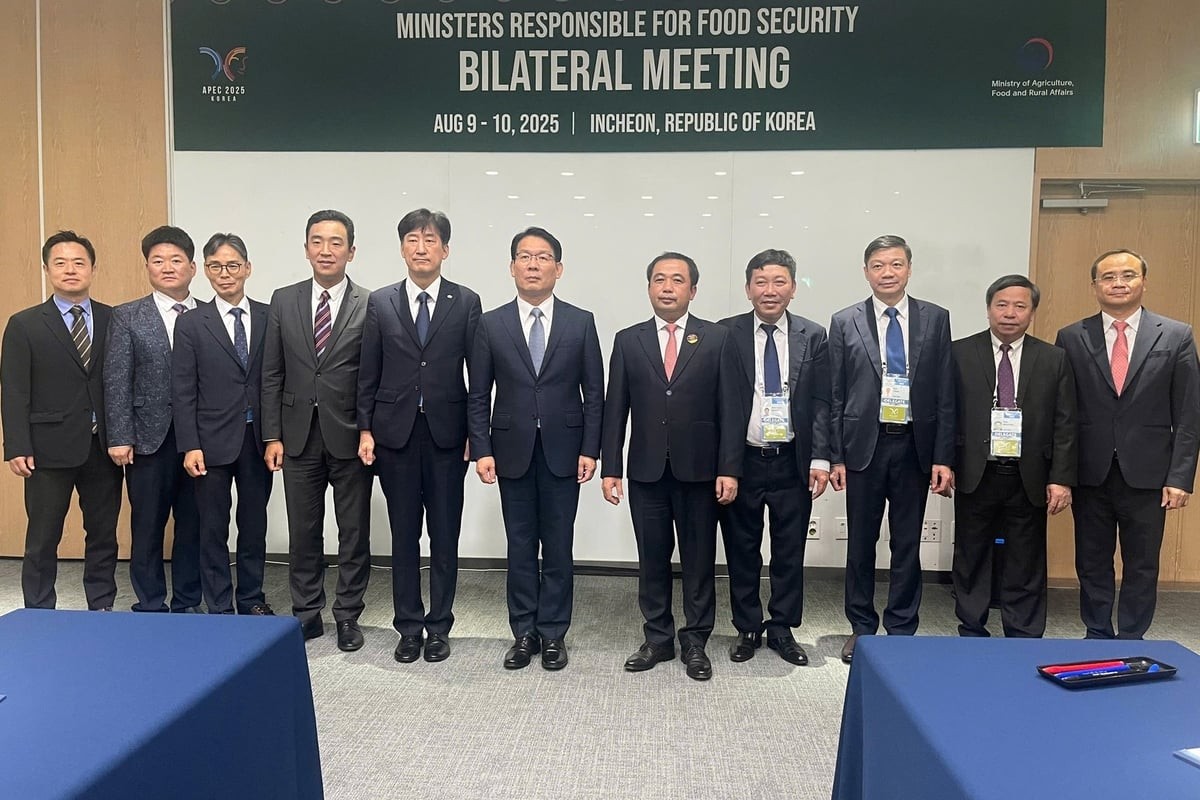 Ông Kim In Joong, Chủ tịch Tập đoàn Phát triển Nông thôn Hàn Quốc chụp ảnh lưu niệm với đoàn công tác Bộ Nông nghiệp và Môi trường Việt Nam do quyền Bộ trưởng Trần Đức Thắng làm trưởng đoàn.