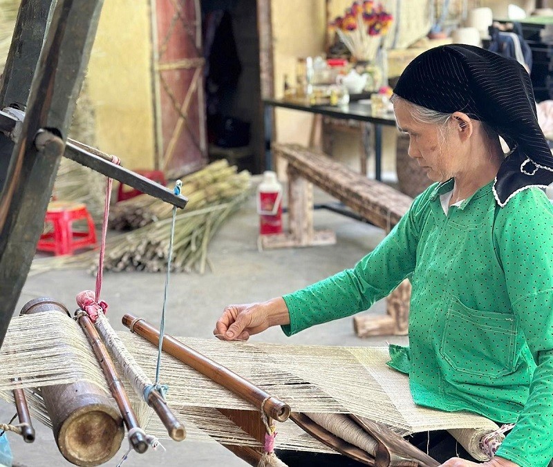 Từ nương lanh đến tấm vải mềm: Bí mật nghề dệt của phụ nữ dân tộc Mông ở Tuyên Quang