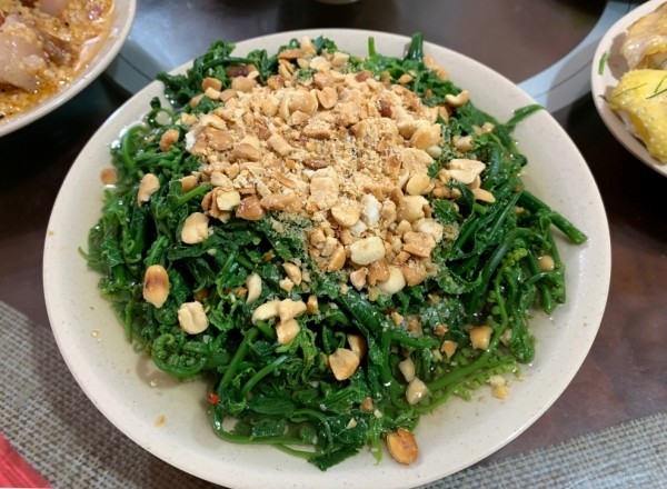 Rau dớn, bò khai, sắn chua:  Loại rau rừng đặc sản được dân thành thị săn lùng