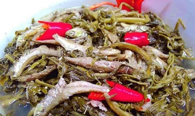 Rau dớn, bò khai, sắn chua:  Loại rau rừng đặc sản được dân thành thị săn lùng