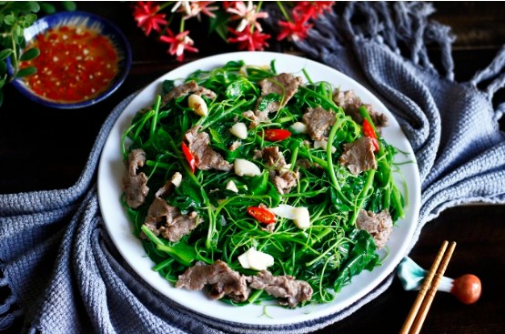 Rau dớn, bò khai, sắn chua:  Loại rau rừng đặc sản được dân thành thị săn lùng