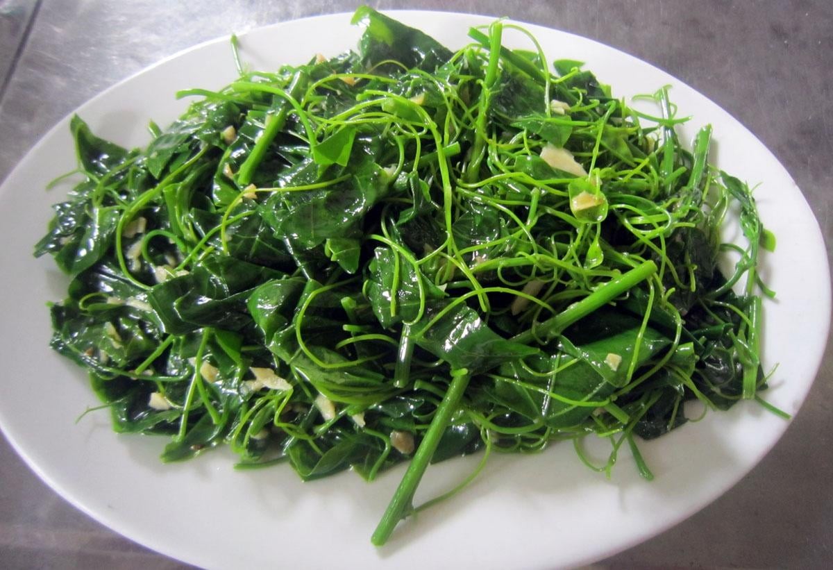 Rau dớn, bò khai, sắn chua:  Loại rau rừng đặc sản được dân thành thị săn lùng