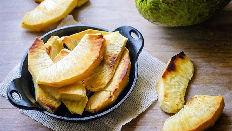 Loại cây thoạt nhìn tưởng cây mít, vừa làm cảnh vừa có bóng mát, quả có vị đặc biệt