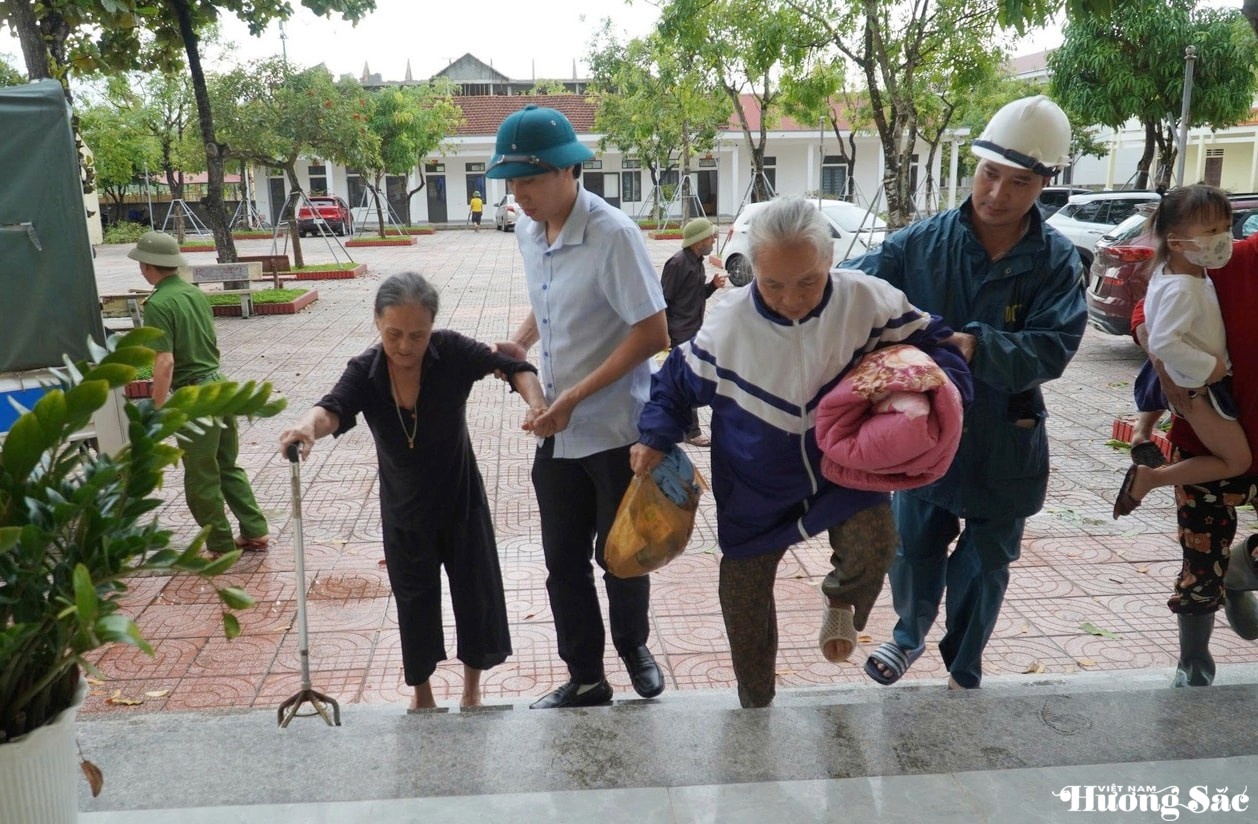 Hà Tĩnh: Di dời hơn 13.000 người dân từ vùng nguy hiểm đến nơi an toàn