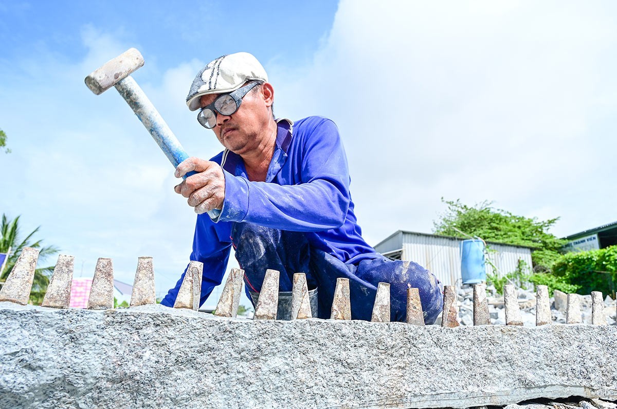 Âm vang làng nghề chẻ đá Hòn Sóc, An Giang