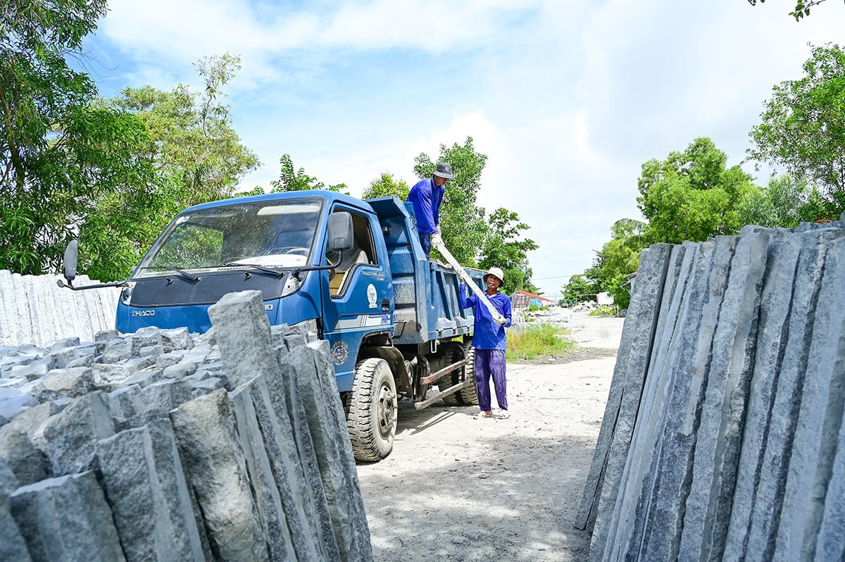 Âm vang làng nghề chẻ đá Hòn Sóc, An Giang