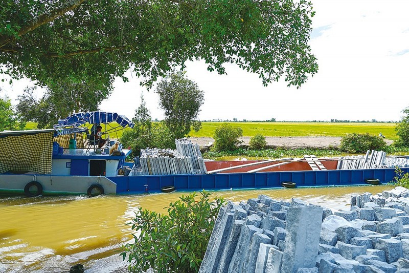 Âm vang làng nghề chẻ đá Hòn Sóc, An Giang