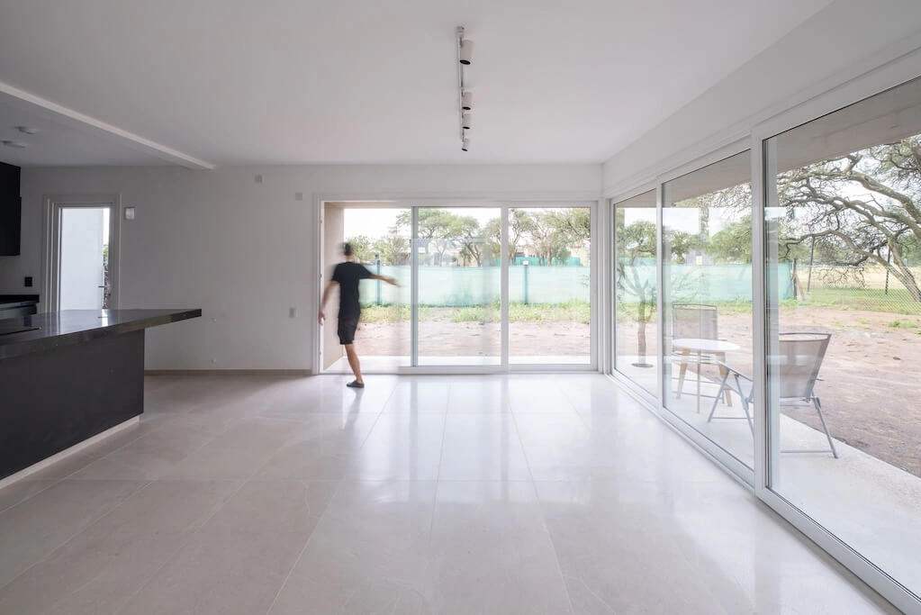 Căn nhà lạ mắt: Xây lệch cả công trình chỉ để giữ cây