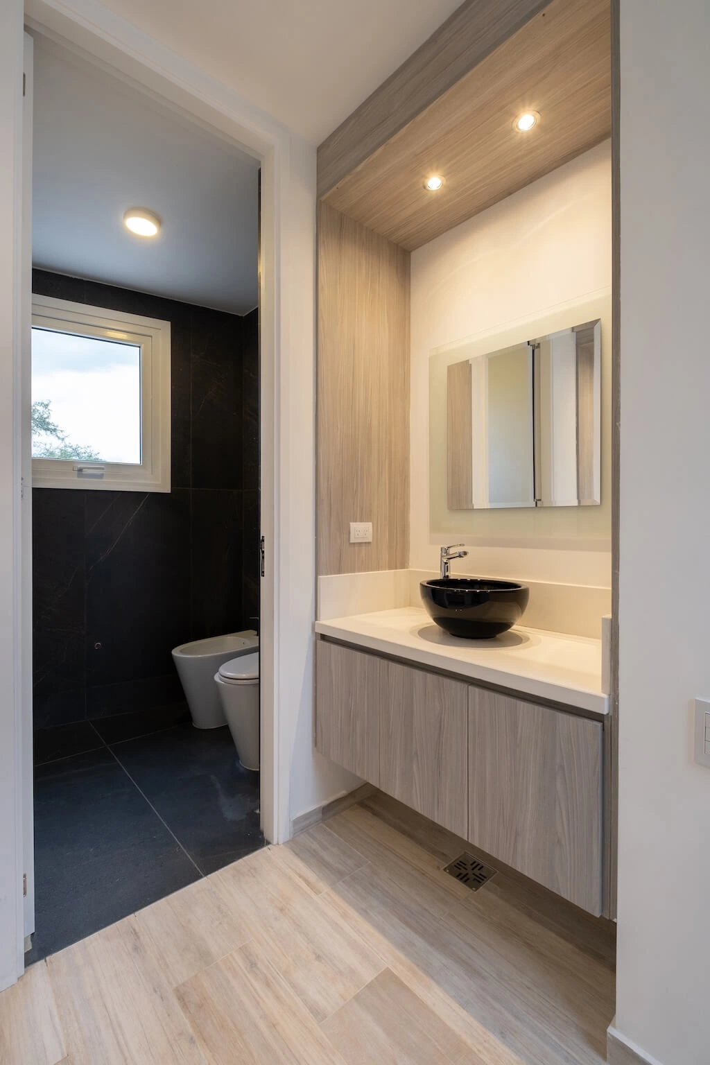 Căn nhà lạ mắt: Xây lệch cả công trình chỉ để giữ cây