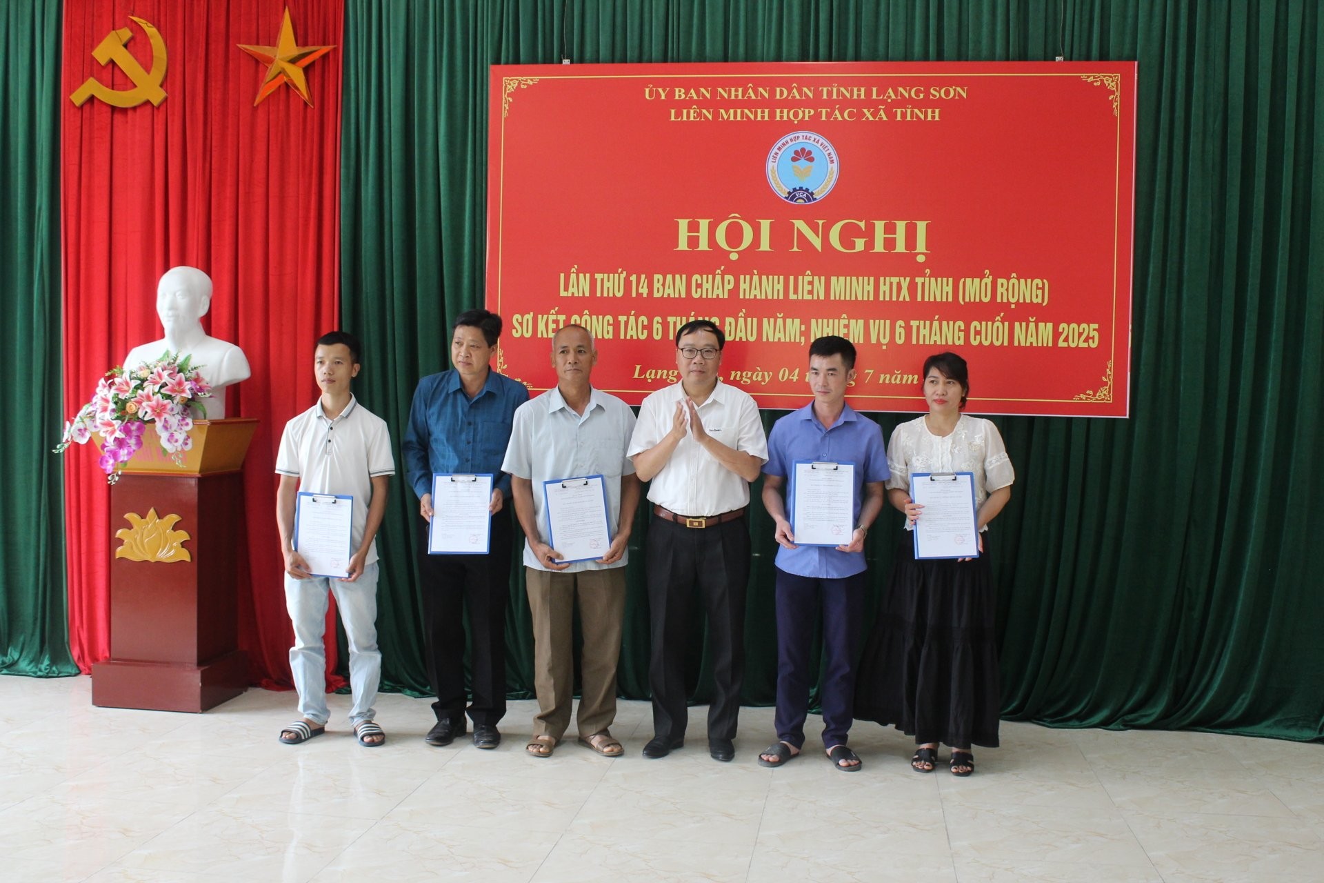 Thế hệ trẻ Lạng Sơn làm rau sạch, hồi sinh gà quý