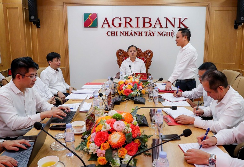 Chủ tịch HĐTV Agribank Tô Huy Vũ trực tiếp chỉ đạo ứng phó bão số 10 tại Nghệ An
