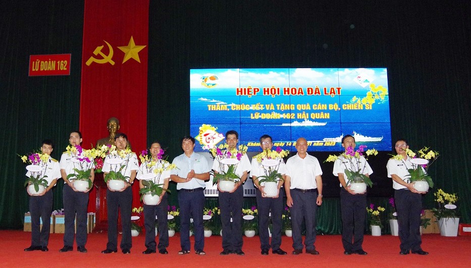 Hiệp hội Hoa Đà Lạt cùng Lữ đoàn 162 thắp sáng tinh thần “nghĩa tình biển đảo”