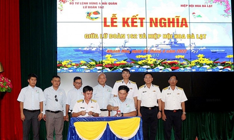 Hiệp hội Hoa Đà Lạt cùng Lữ đoàn 162 thắp sáng tinh thần “nghĩa tình biển đảo”