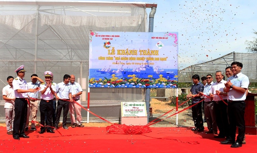 Hiệp hội Hoa Đà Lạt cùng Lữ đoàn 162 thắp sáng tinh thần “nghĩa tình biển đảo”