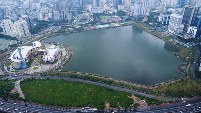 Hà Nội: Công viên hồ điều hòa Cầu Giấy 744 tỷ vắng vẻ, cỏ mọc cao hàng mét