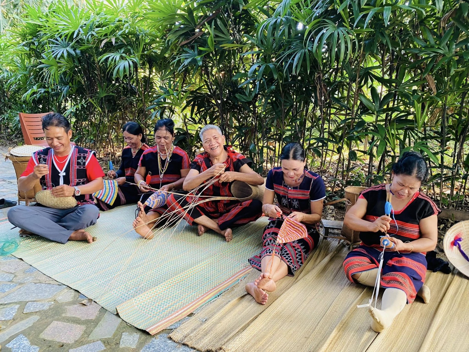 Nghề đan lát và móc lưới – nét văn hóa bền vững của người Cơ Tu