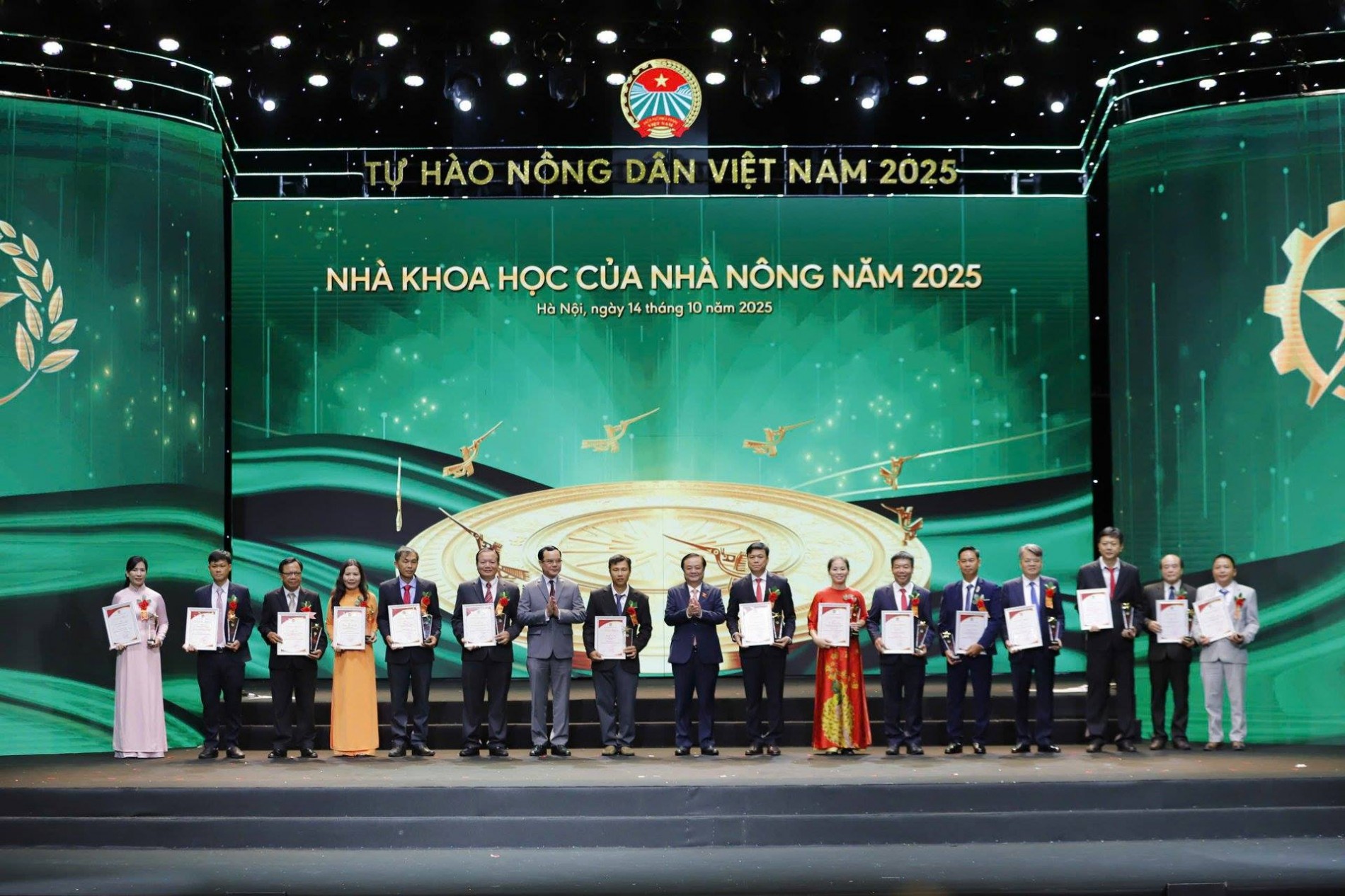 Vang mãi bản hùng ca người nông dân Việt Nam