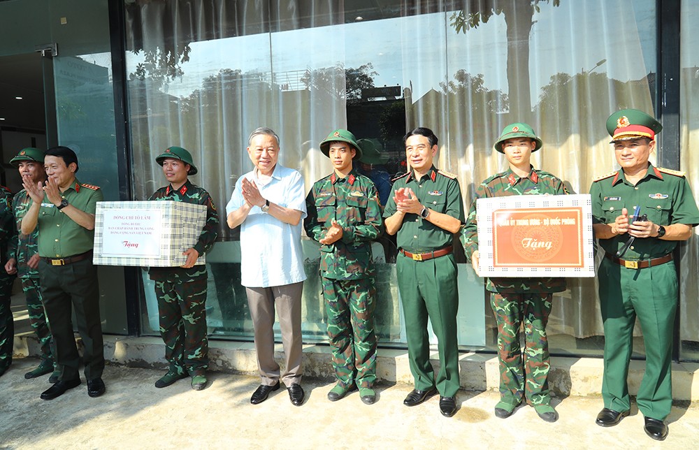 Tổng Bí thư Tô Lâm thăm hỏi, động viên nhân dân vùng bão số 11 ở Thái Nguyên