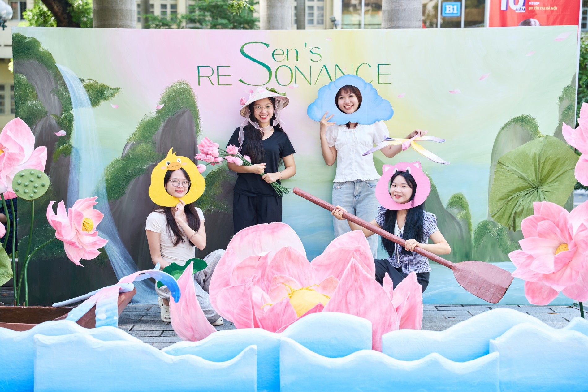 Photo booth “FPS 2025 - Sen’s Resonance” thu hút tân sinh viên Báo chí check-in rộn ràng