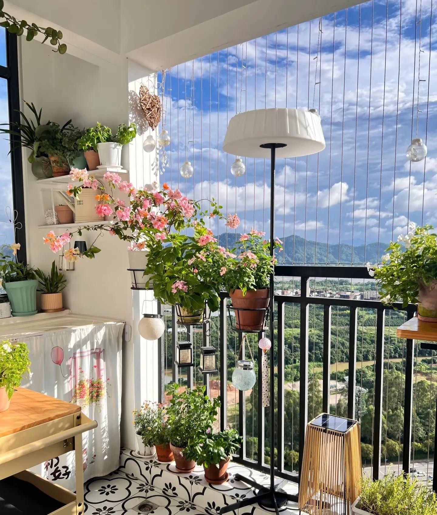 Biến ban công 4m² thành khu vườn mini như resort: Bí quyết sắp xếp và chọn cây thông minh