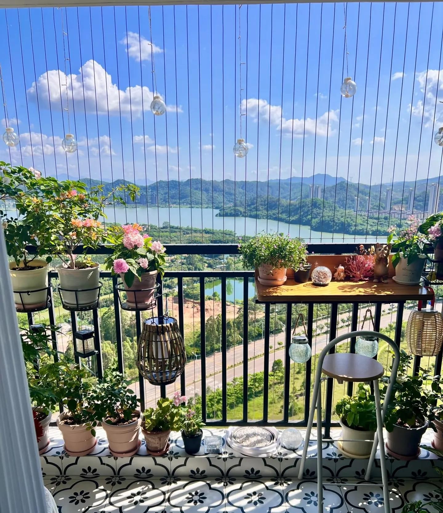 Biến ban công 4m² thành khu vườn mini như resort: Bí quyết sắp xếp và chọn cây thông minh