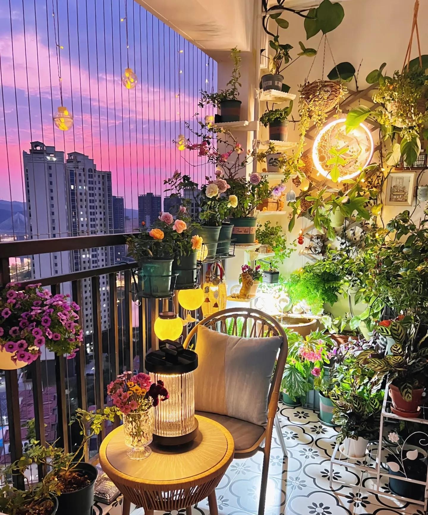 Biến ban công 4m² thành khu vườn mini như resort: Bí quyết sắp xếp và chọn cây thông minh