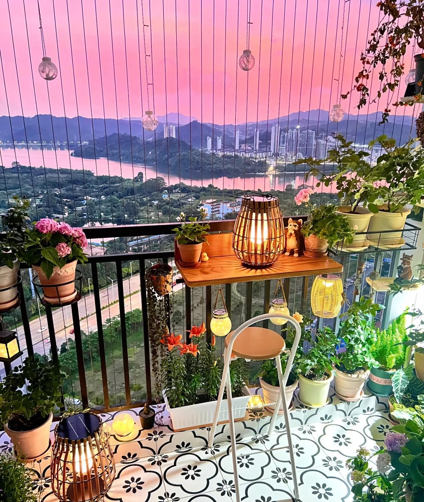 Biến ban công 4m² thành khu vườn mini như resort: Bí quyết sắp xếp và chọn cây thông minh