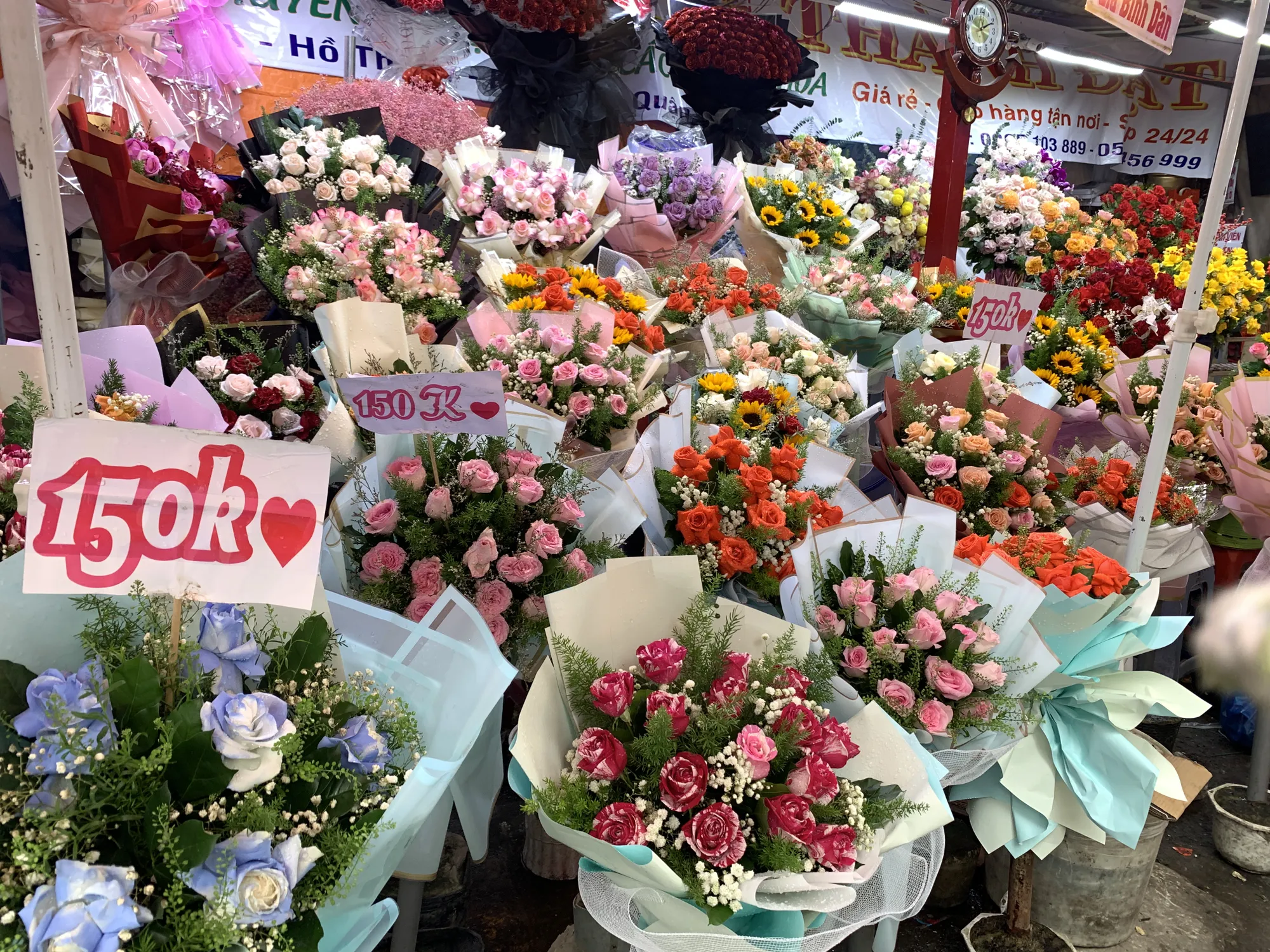Hoa nhập Trung Quốc tràn về, giá hoa tươi dịp 20/10 giảm