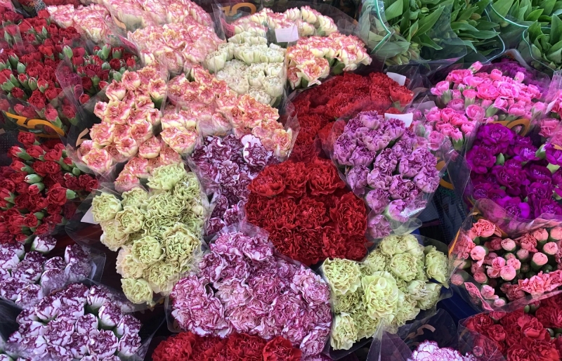 Hoa nhập Trung Quốc tràn về, giá hoa tươi dịp 20/10 giảm