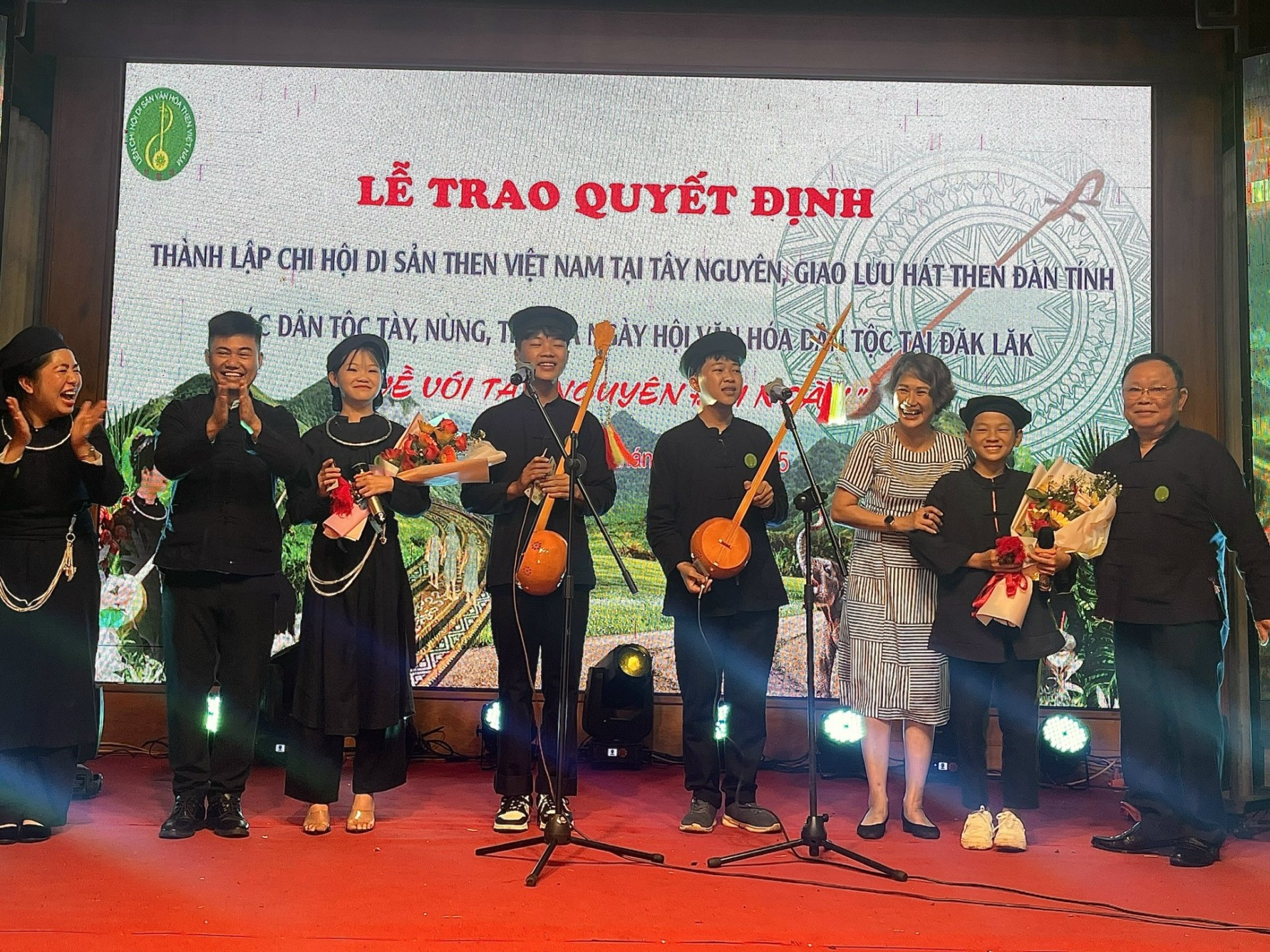 Giao lưu đàn tính, hát then Việt Bắc giữa lòng đại ngàn cao nguyên Giao lưu đàn tính, hát then Việt Bắc giữa lòng đại ngàn cao nguyên
