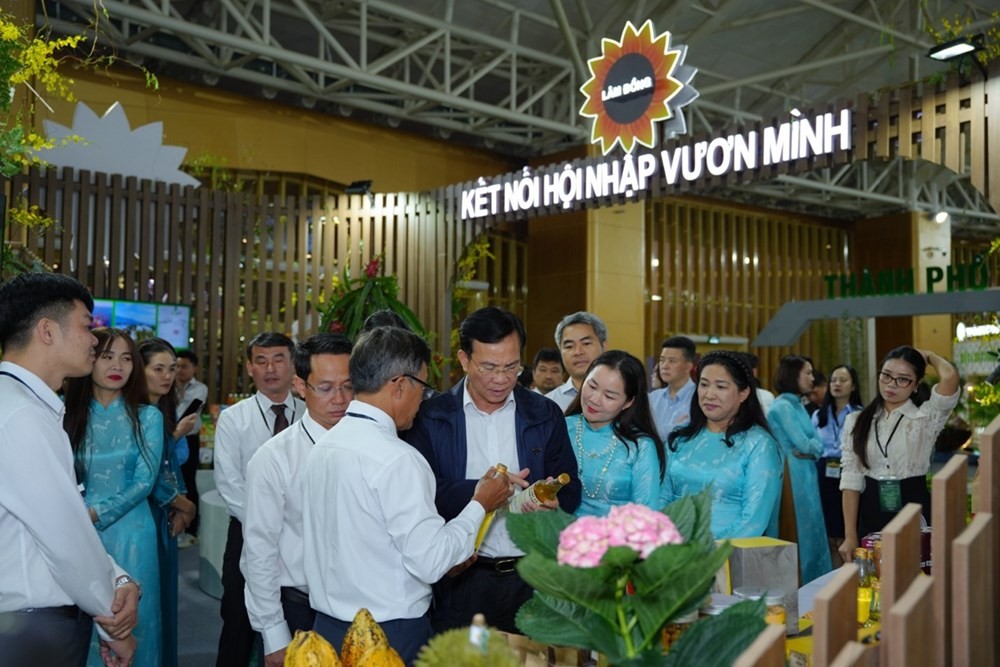 Hiệp hội Hoa Đà Lạt tỏa sắc tại Hội chợ Mùa Thu 2025: Khi hoa kể chuyện kinh tế Hiệp hội Hoa Đà Lạt tỏa sắc tại Hội chợ Mùa Thu 2025: Khi hoa kể chuyện kinh tế
