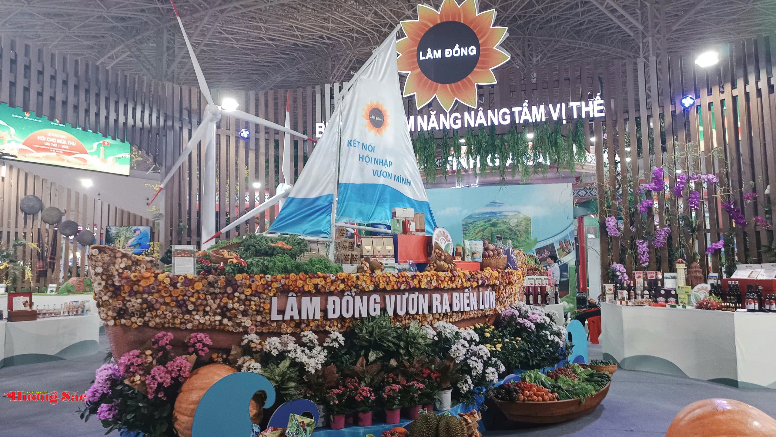 Hiệp hội Hoa Đà Lạt tỏa sắc tại Hội chợ Mùa Thu 2025: Khi hoa kể chuyện kinh tế Hiệp hội Hoa Đà Lạt tỏa sắc tại Hội chợ Mùa Thu 2025: Khi hoa kể chuyện kinh tế