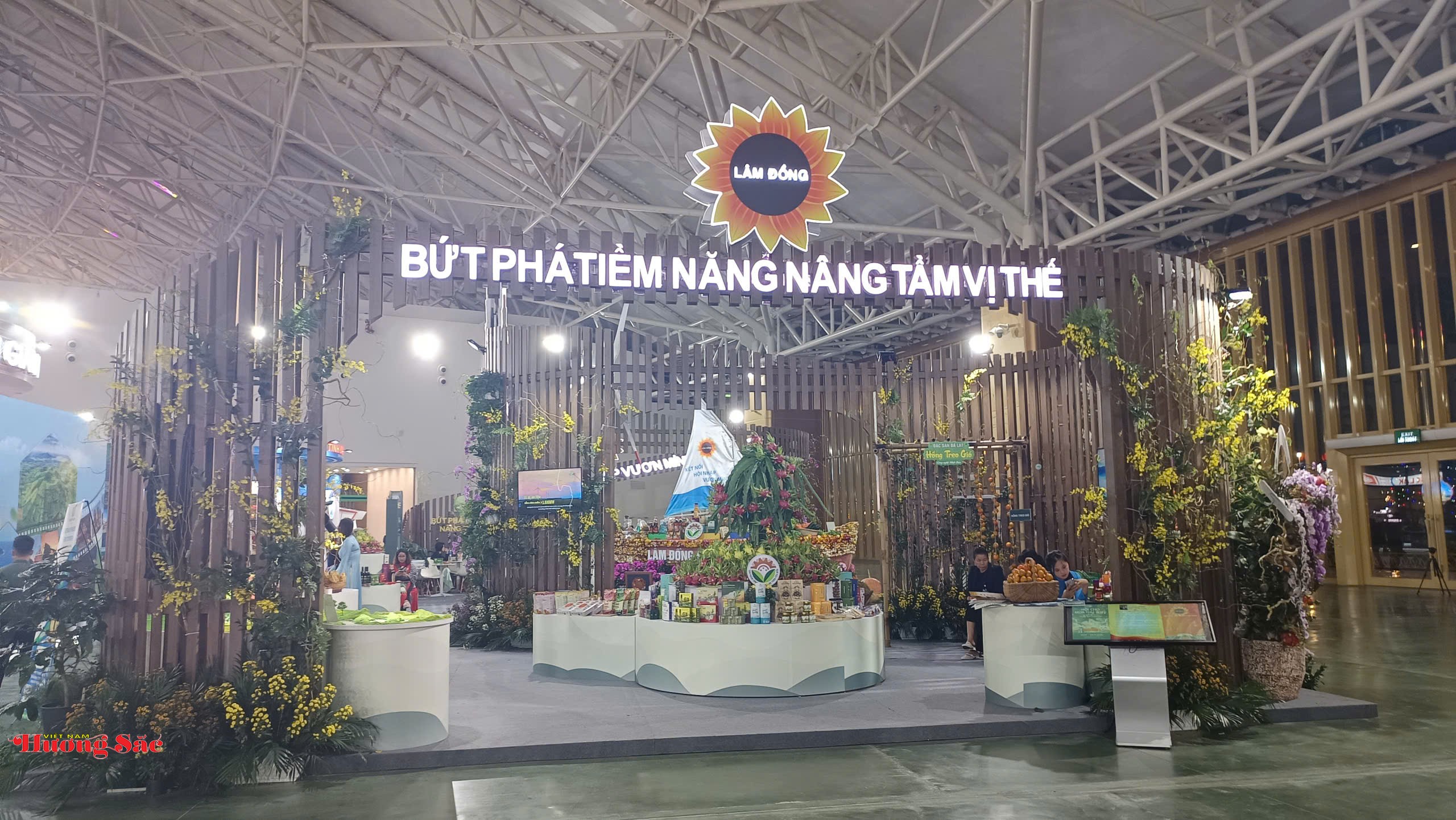 Hiệp hội Hoa Đà Lạt tỏa sắc tại Hội chợ Mùa Thu 2025: Khi hoa kể chuyện kinh tế Hiệp hội Hoa Đà Lạt tỏa sắc tại Hội chợ Mùa Thu 2025: Khi hoa kể chuyện kinh tế