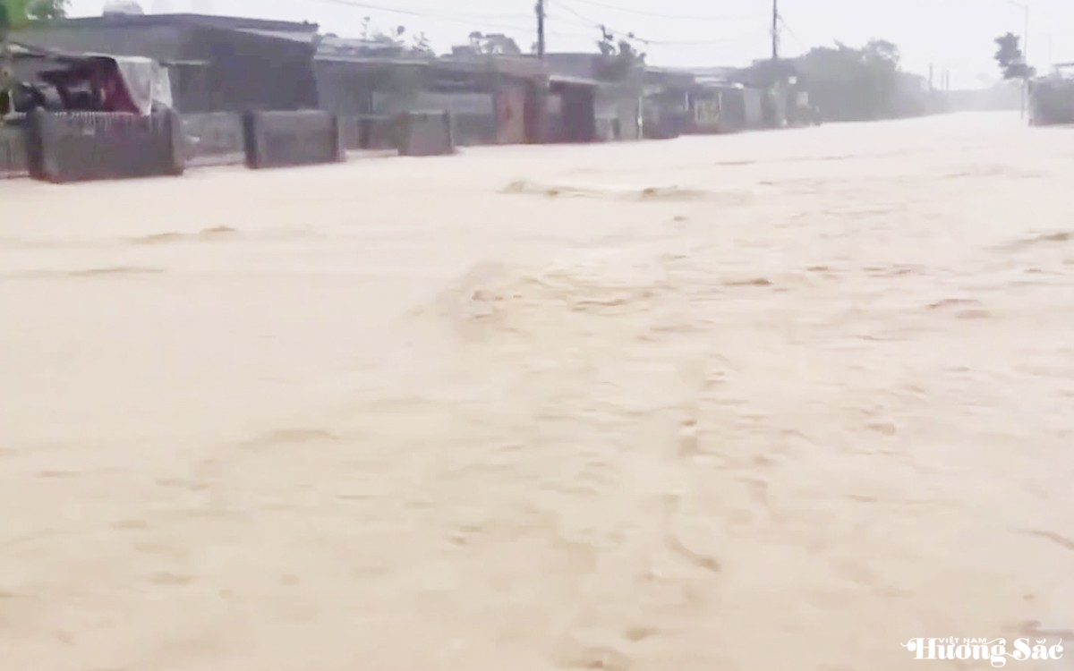 Hà Tĩnh: Mưa lớn gây ngập cục bộ ở nhiều nơi, di dời người dân đến nơi an toàn Hà Tĩnh: Mưa lớn gây ngập cục bộ ở nhiều nơi, di dời người dân đến nơi an toàn