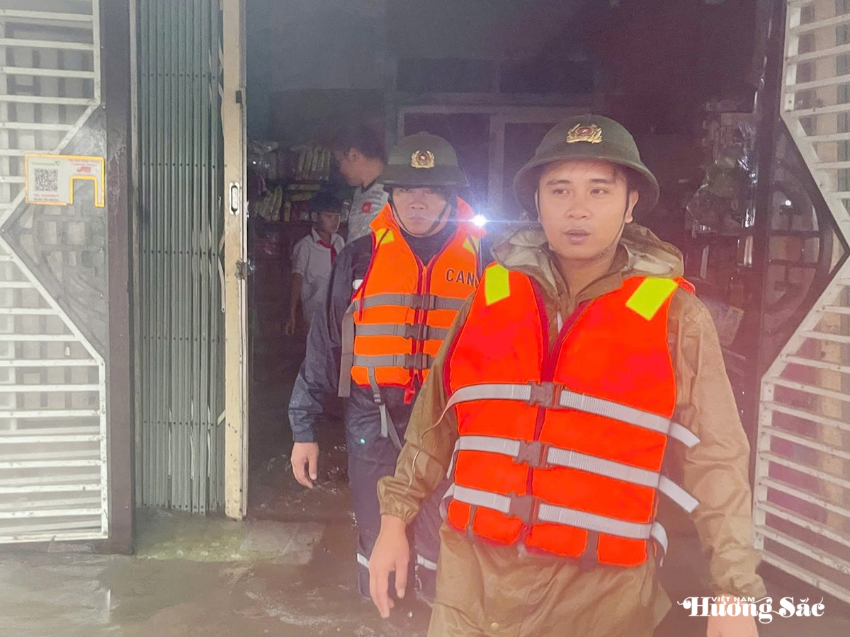 Hà Tĩnh: Mưa lớn gây ngập cục bộ ở nhiều nơi, di dời người dân đến nơi an toàn Hà Tĩnh: Mưa lớn gây ngập cục bộ ở nhiều nơi, di dời người dân đến nơi an toàn