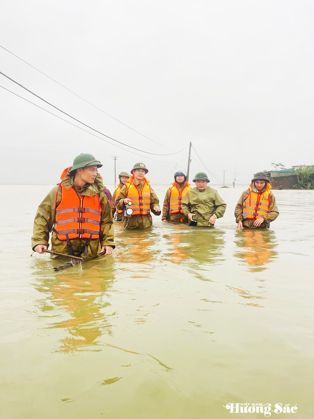 Hà Tĩnh: Mưa lớn gây ngập cục bộ ở nhiều nơi, di dời người dân đến nơi an toàn Hà Tĩnh: Mưa lớn gây ngập cục bộ ở nhiều nơi, di dời người dân đến nơi an toàn