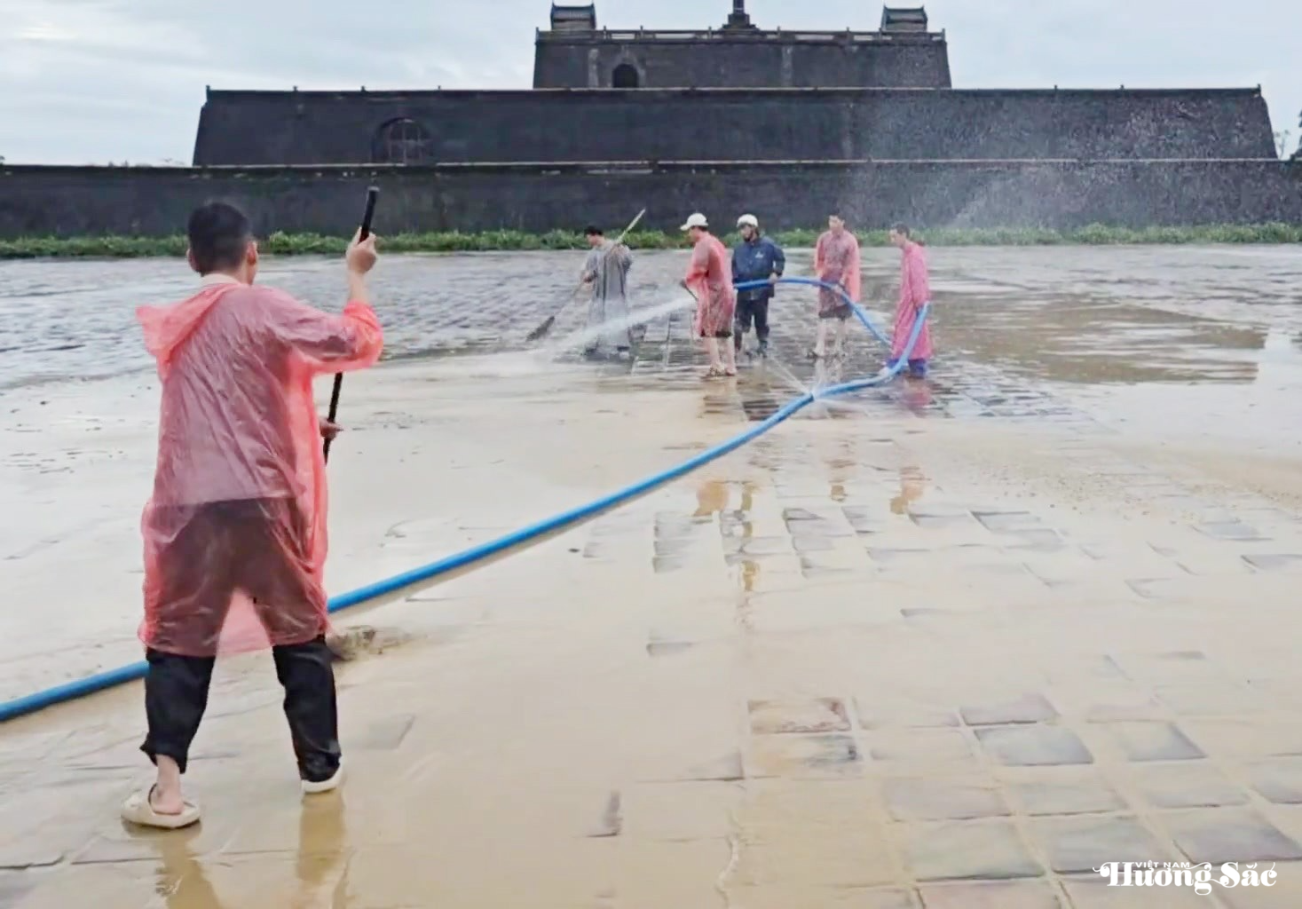 Bảo vệ và khắc phục công trình lịch sử Cố đô Huế sau lũ, kịp đón khách trở lại Bảo vệ và khắc phục công trình lịch sử Cố đô Huế sau lũ, kịp đón khách trở lại