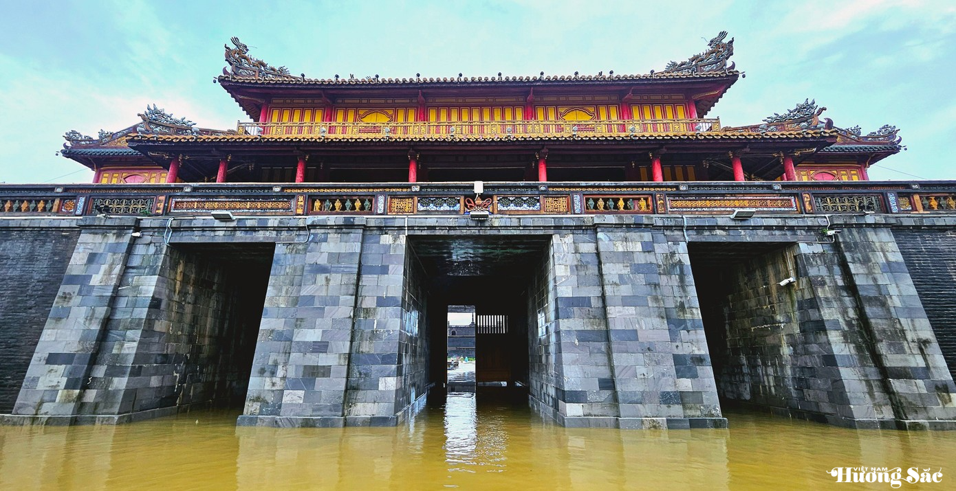 Bảo vệ và khắc phục công trình lịch sử Cố đô Huế sau lũ, kịp đón khách trở lại Bảo vệ và khắc phục công trình lịch sử Cố đô Huế sau lũ, kịp đón khách trở lại