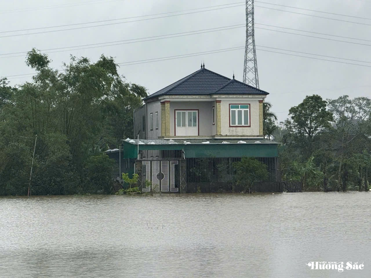 Hà Tĩnh: Đồng loạt tăng lưu lượng xả tràn để đảm bảo an toàn hồ đập Hà Tĩnh: Đồng loạt tăng lưu lượng xả tràn để đảm bảo an toàn hồ đập