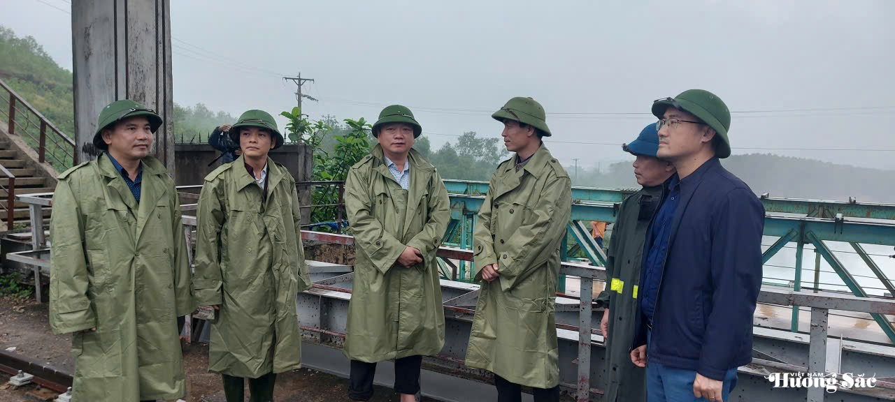 Hà Tĩnh: Đồng loạt tăng lưu lượng xả tràn để đảm bảo an toàn hồ đập Hà Tĩnh: Đồng loạt tăng lưu lượng xả tràn để đảm bảo an toàn hồ đập