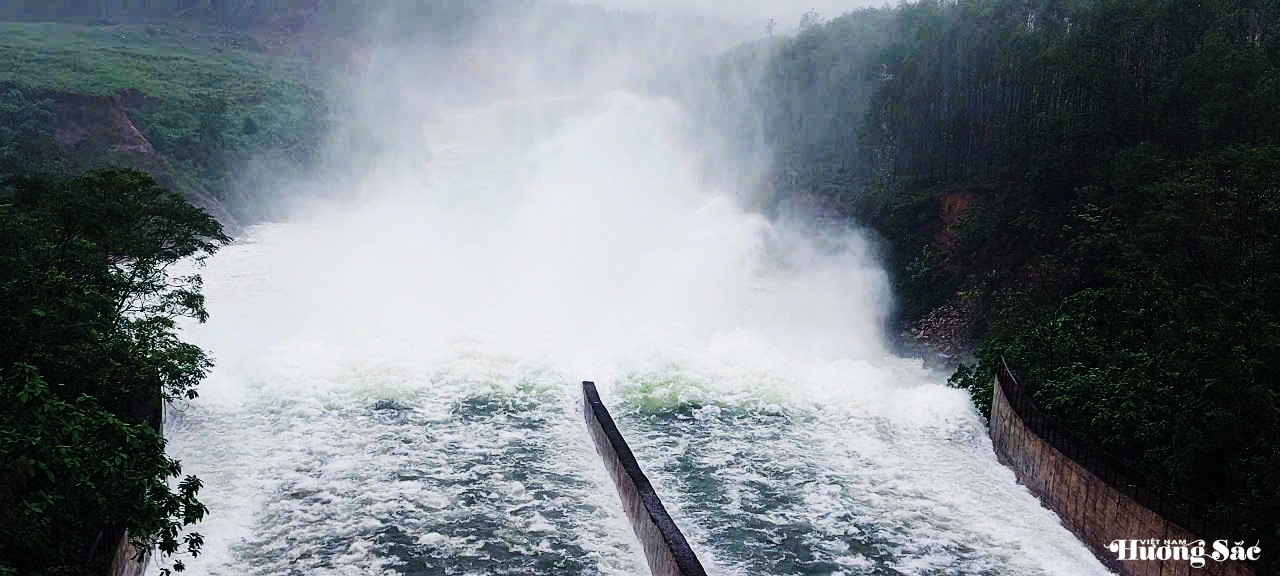 Hà Tĩnh: Đồng loạt tăng lưu lượng xả tràn để đảm bảo an toàn hồ đập Hà Tĩnh: Đồng loạt tăng lưu lượng xả tràn để đảm bảo an toàn hồ đập