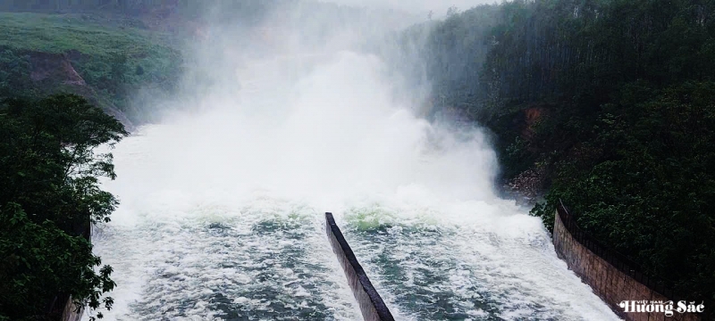 Hà Tĩnh: Đồng loạt tăng lưu lượng xả tràn để đảm bảo an toàn hồ đập