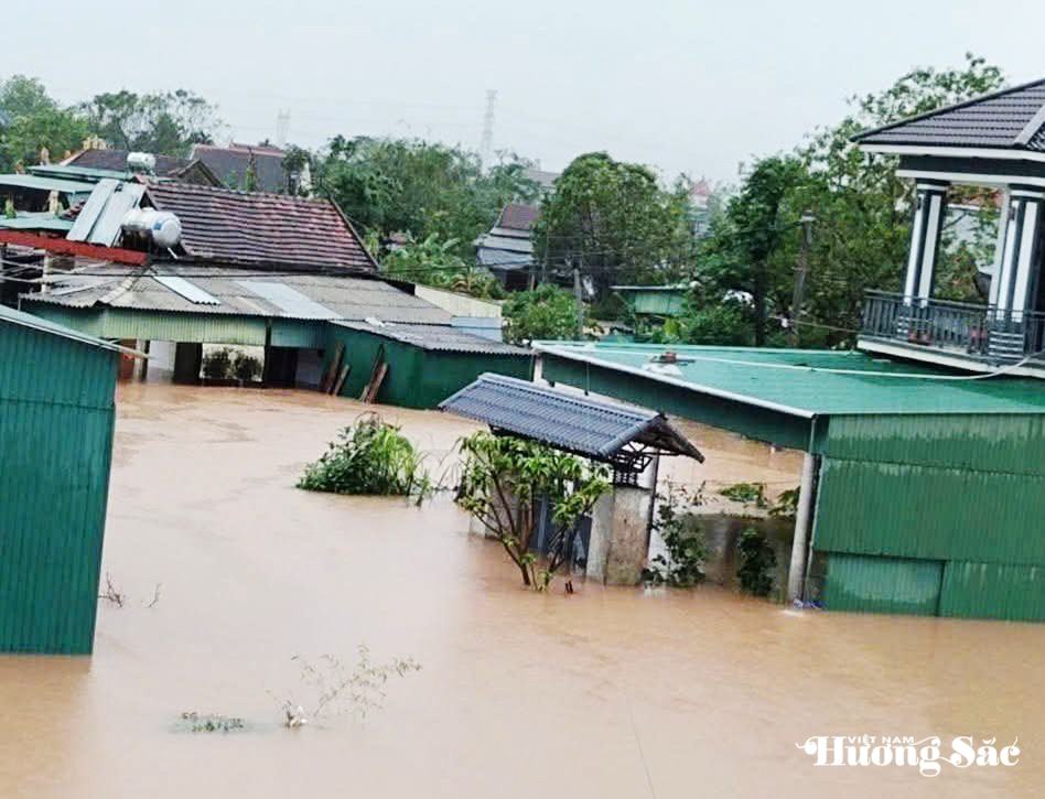 Mưa lớn kỷ lục khiến hàng nghìn hộ dân tại Hà Tĩnh bị ngập lụt