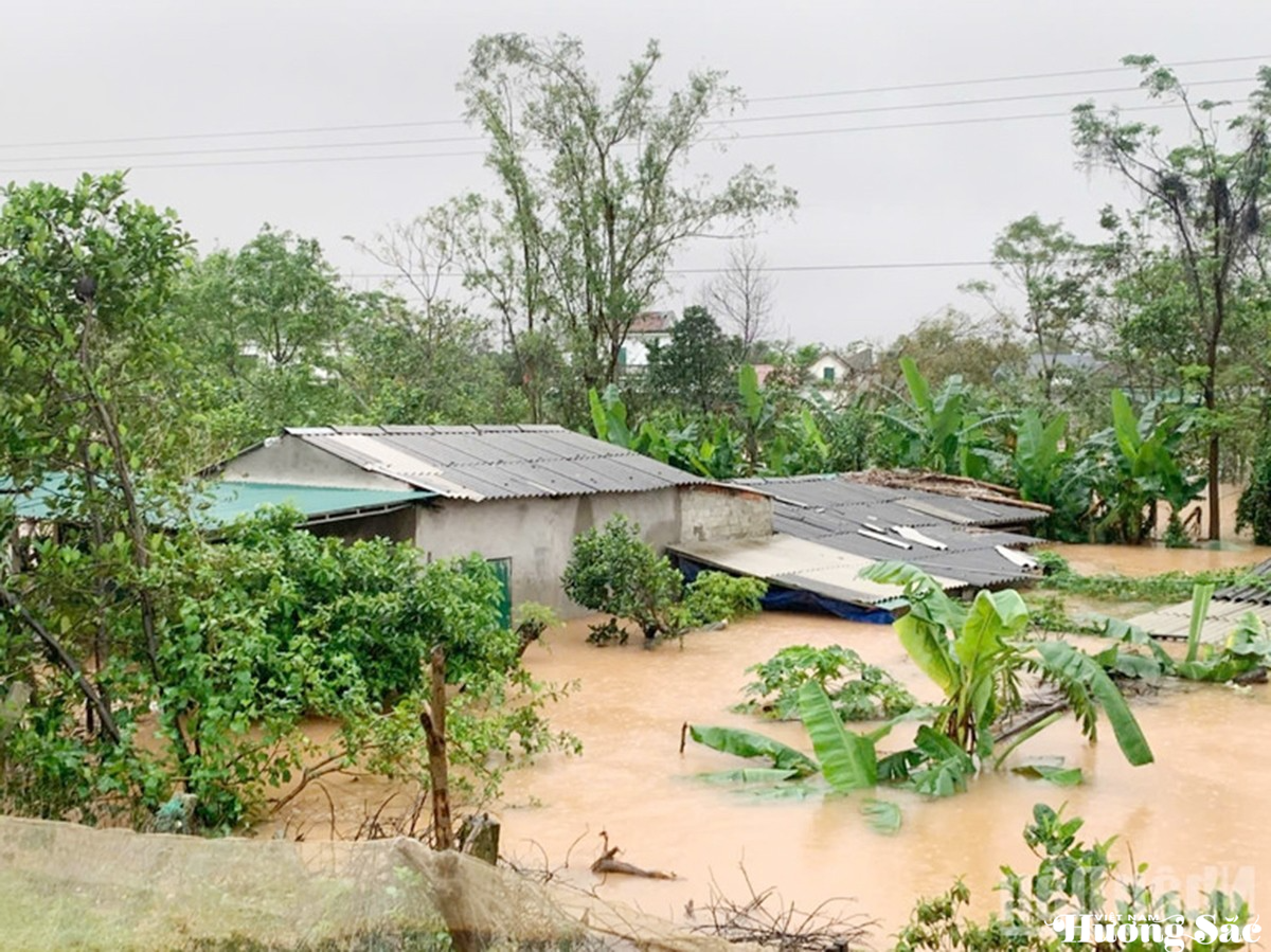 Mưa lớn kỷ lục khiến hàng nghìn hộ dân tại Hà Tĩnh bị ngập lụt